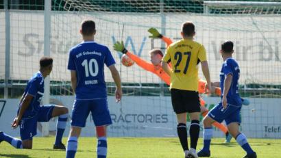 Bild: Andreas Brückmann
Gebenbachs Torhüter Sven Kreiser (im Hintergrund) streckt sich vergeblich, der Schuss von Martin Holek landet zum 1:1-Ausgleich für die SpVgg Bayern Hof im Netz.