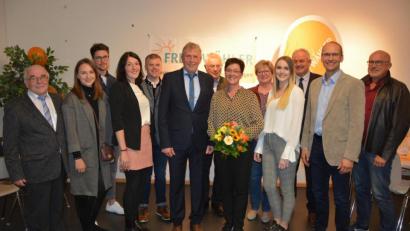Bild: jr
„Meine Familie steht hinter mir“, freut sich Bernhard Thoma, der für die Freien Wähler ins "Rennen" um das Bürgermeisteramt in Mitterteich geht. Unser Bild zeigt (von rechts) Bernhard Lux, Ely Eibisch, Johann Burger, Tochter Laura, Gisela Kastner, Sabine Thoma, Karl Haberkorn, Bernhard Thoma, Sohn Sebastian mit Frau Veronika, Sohn Fabian mit Freundin Anja sowie Ernst Bayer.