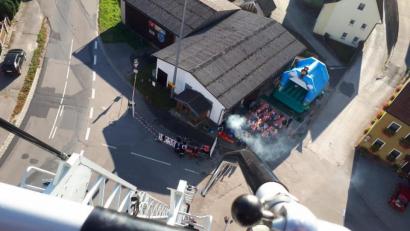 Bild: Feuerwehr Lehendorf
Einen wunderbaren Ausblick bietet sich den Mutigen, die sich im Korb der Drehleiter hochfahren lassen.