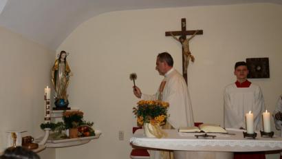 Bild: ads
Im Vorfeld des Jahrestags der Kapellenweihe ist das Kirchlein in Neuersdorf renoviert worden und erstrahlt nun in neuem Glanz. Pfarrer Josef Irlbacher segnet die neu Ausstattung des Altarraums.