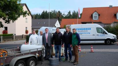 Bild: Stefanie Gradl
Mirko Utecht von der Firma Schnurrer, Bauamtsleiter Stefan Ertl, Felix Schlosser von der Firma UTA und Bürgermeister Hans-Martin Schertl (von rechts) machen sich vor Ort ein Bild vom Ablauf der Maßnahme in Sorghof.