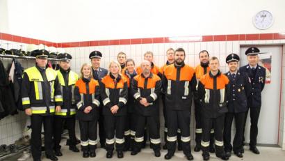 Bild: ffl
Einwandfreie Arbeit geleistet eine Gruppe der Feuerwehr Holzhammer bei der Prüfung. Das bescheinigt das Schiedsrichter-Duo Martin Schmid und Marco Weiß (von links).