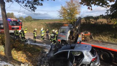 Bild: dob
Ein junger Mann schlägt nach einer Wespe und kommt von der Fahrbahn nach links ab und prallt an einen Baum. Das Fahrzeug brennt total aus.