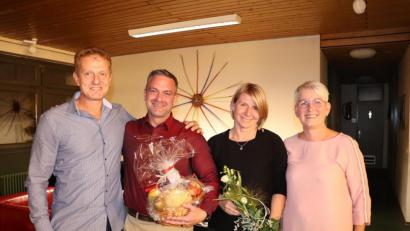 Bild: myd
Hocherfreut darüber, einen so engagierten Kandidaten für das Bürgermeisteramt präsentieren zu können, zeigen sich SPD-Ortsvereinsvorsitzender Thomas Weiß (links) und seine Stellvertreterin Conny Spitaler (rechts): Michael Tiefel (Zweiter von links) will sich der Aufgabe stellen. Seine Lebensgefährtin Susanne Preißinger unterstützt ihn.