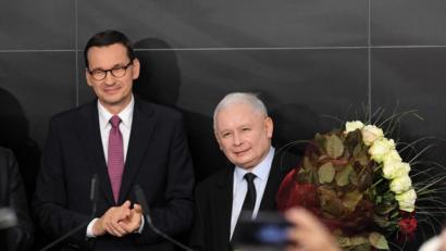 Bild: Radek Pietruszka/PAP/dpa 
Jaroslaw Kaczynski (rechts), Vorsitzender der PiS-Partei, und Mateusz Morawiecki, Ministerpräsident von Polen, freuen sich über Tendenz der Wahl am Wahlabend. Die Nationalkonservativen bleiben in Polen stärkste politische Kraft. Die Regierungspartei Recht und Gerechtigkeit (PiS) von Ministerpräsident Mateusz Morawiecki erlangt bei der Parlamentswahl ersten Prognosen zufolge einen klaren Sieg.