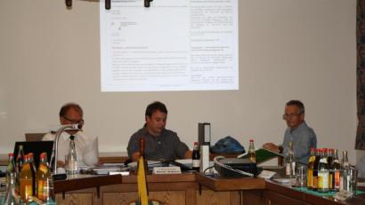 Bild: bjp
In der Stadtratssitzung bemühen sich die Planungsfachleute Klaus-Peter Fels und Matthias Rembold (von rechts, mit Bürgermeister Werner Walberer), Bürgerbedenken zu zerstreuen.