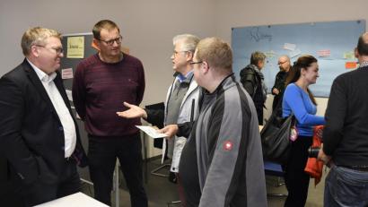 Bild: Petra Hartl
Bei der Nacht der Ideen kamen die Ideengeber in der CSU-Geschäftsstelle auch mit denen in Kontakt, die für die Umsetzung verantwortlich sind, hier OB Michael Cerny und Rupert Natter, dem stellvertretenden Vorsitzenden der CSU-Stadtratsfraktion (von links).