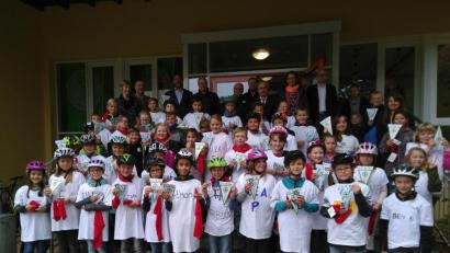 Bild: mma
In der Max-Prechtl-Schule freute man sich über strahlende Gesichter bei Schülern und Gratulanten.