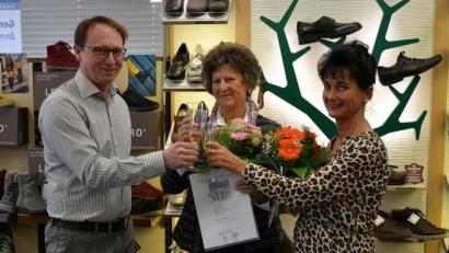 Bild: Susanne Forster
Inhaber Andreas Wettinger stößt mit Rita Wettinger (Mitte) und Stella Hirsch (rechts) auf ihre langjährigen Betriebszugehörigkeiten an.