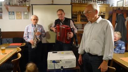 Bild: hka
Über den Hopfenanbau und das Bierbrauen sprach Kreisheimatpfleger Dieter Dörner (rechts). Sepp Ertl (links) und Hans Dittrich spielten die Musik dazu.