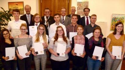 Bild: usc
Fünf Staatspreise, vier Stadtpreise und vier Schulpreise für Notendurchschnitte von 1,0 bis 1,2 werden bei einer Feierstunde im Amberger Rathaus an die besten Absolventen des Jahrgangs 2018/19 vergeben. In der hinteren Reihe (von links) Schulleiter Martin Wurdack, Kreishandwerksmeister Johann Weber, Bürgermeister Martin Preuß, der Vorsitzende des Fördervereins des Beruflichen Schulzentrums Amberg, Alexander Düssil, und Ralf Kohl von der IHK Regensburg.