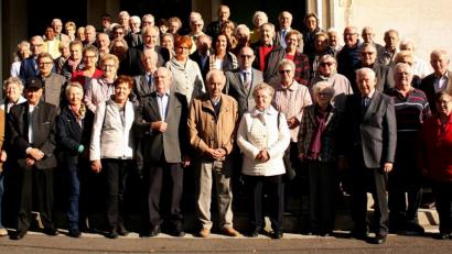 Bild: R. Kreuzer
Die Ehepaare versammeln sich nach dem gemeinsamen Jubelgottesdienst an den Stufen zur Kirche. Vorne in der Mitte stehen die Paare, die 60 Jahre verheiratet sind.