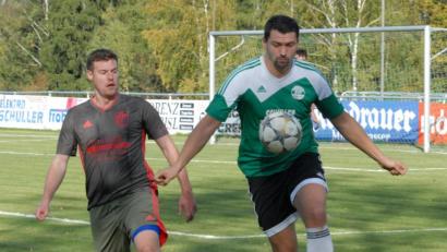 Bild: gb
Der Plößberger Peter Tretter (rechts), Torschütze zum 2:0, behauptet den Ball gegen Andreas Mark (VfB Mantel). Der SV Plößberg landete gegen den VfB Mantel einen 2:0-Heimsieg und rückte auf Tabellenplatz fünf vor.