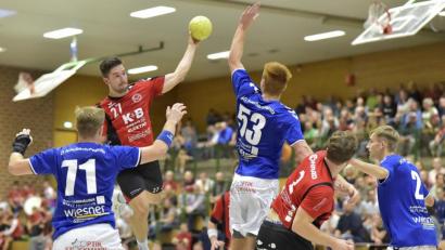 Bild: Ziegler
Der Sulzbacher Rechtsaußen Patrick Klee (hinten) erzielt per Sprungwurf eines seiner vier Tore im Nachbarduell gegen die SG Auerbach/Pegnitz.