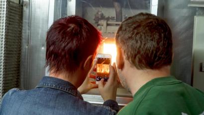 Bild: sus
Die Gelegenheit für ein Foto ins lodernde Feuer ließen sich die Besucher beim „Tag der offenen Tür“ im Müllkraftwerk zum 40-jährigen Bestehen des ZMS nicht entgehen. Auch am Samstag liefen die Öfen unter Volllast.