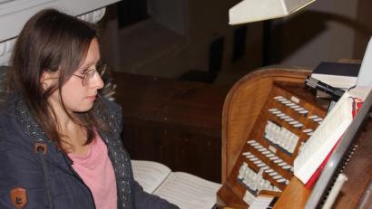 Bild: kro
Die neue Kirchenchorleiterin und Organistin Kornelia Cichon bei der Arbeit.