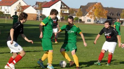 Bild: A. Schwarzmeier
Der ATSV Tirschenreuth (grüne Trikots) besiegte am Sonntag den TSV Waldershof II mit 4:1 und übernahm damit die Tabellenführung in der Kreisklasse Stiftland.
