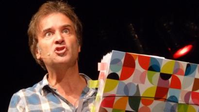 Bild: Wilhelm Amann
"Freischwimmer" im VAZ: Comedian Chris Boettcher gastierte in Burglengenfeld.