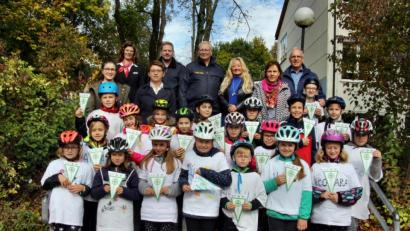 Bild: ds
Alle Mädchen und Buben der Vierten Klasse der Grundschule Neukirchen-Etzelwang haben jetzt den Fahrradführerschein. Ihnen gratulieren zu diesem Erfolg (hinten, von links) Lehrerin Anthea Wagner, Sigrid Heinl (Sparkasse), Rosalia Wendl (Verkehrswacht), die Verkehrserzieher Stefan Schwarz und Uwe Aulinger, Rektorin Birgit Molitor, Juliane Fiegel (Elternbeirat) und Bürgermeister Winfried Franz.