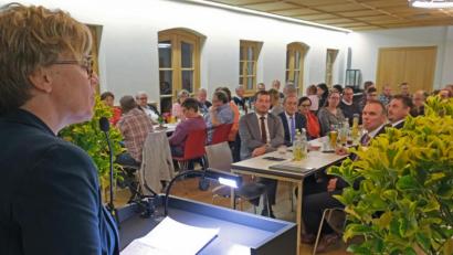 Bild: nm
Beeindruckt zeigte sich Natascha Kohnen von der 110-jährigen Geschichte der Flossenbürger SPD. Am Freitag hatten sich zum runden Geburtstag 80 Gäste im Saal des "Museumscafés" eingefunden.