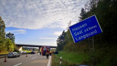 Bild: Alexander Auer
Ein Audifahrer ist auf der A93 in ein Straßenschild gekracht.