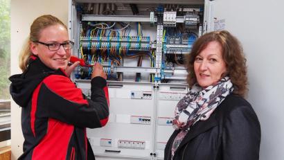 Bild: Bühner
Schaltschränke gehören für Elektrotechnikermeisterin Birgit Schneeberger (links) zum beruflichen Alltag. Dass mehr Mädchen diesem Beispiel folgen, darauf hofft Karin Hartung, Beauftragte für Chancengleichheit der Arbeitsagentur Weiden.