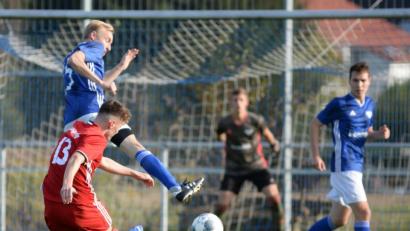 Bild: Andreas Brückmann
Mit 2:0 gewinnt der SV Raigering das Landkreisderby in der Bezirksliga gegen die DJK Ensdorf. Dennis Weidner zieht ab, Johannes Luschmann versucht zu blocken.