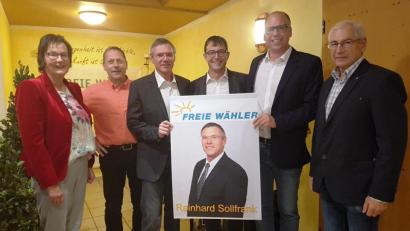 Bild: bey
Reinhard Sollfrank (Dritter von links) geht für die Freie Wählergemeinschaft Parkstein ins Rennen um den Bürgermeistersessel im Landrichterschloss. Über die Bereitschaft für dieses Amt zu kandidieren freuen sich Vorsitzender Josef Langgärtner (rechts), Stellvertreter Josef Burkhard (Zweiter von links) und Beisitzer und Marktrat Martin Bodenmeier (Vierter von links).