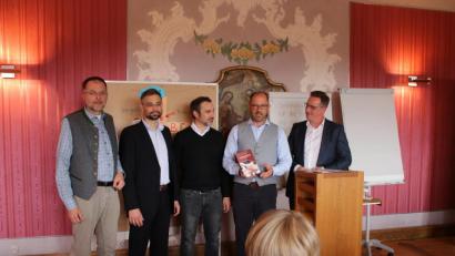 Bild: sne
Ludwig Mehler (für Paulus Mehler), Alexander Herzner, Thomas Franz, Thomas Völkl und Prof. Thorn Kring stellen das Buch "Führung neu gedacht – die christliche Komponente" vor.