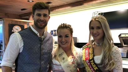 Bild: exb
Stefanie Pfab (Mitte) beim „Weißwurst-Königin“-Finale in Bodenmais mit Mr. und Miss Bayern, Marco Schmid und Verena Mann, die am Samstag in der Jury saßen.