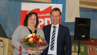 Bild: ral
Bundestagsabgeordnete Marianne Schieder hielt beim Jubiläum 100 Jahre SPD Pfreimd“ den Festvortrag. Dafür überreichte ihr Ortsvorsitzender Norbert Auer einen Blumenstrauß.
