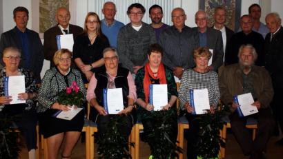 Bild: R. Kreuzer
Vorsitzender Karl Stöckl (rechts stehend) ehrt langjährige Verbandsmitglieder. Herbert Kühner (vorne rechts sitzend) etwa ist mit seinen 88 Jahren schon 60 Jahre beim VdK.