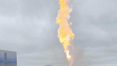 Bild: mde
Welche Energie von einer brennenden Gasfackel ausgeht, lernten die Feuerwehrleute aus dem westlichen Landkreis Tirschenreuth bei der Flüssiggasschulung kennen.