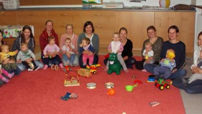 Bild: agr
Die Krabbelgruppe "Minis" mit der Leiterin Luice Fischer (7v.l.) bei dem Meeting.
