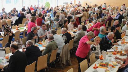 Bild: Schönberger, Ferdinand [fsb]
Gemütlicher Nachmittag bei Kaffee und Kuchen beim Seniorennachmittag in der Stadthalle.