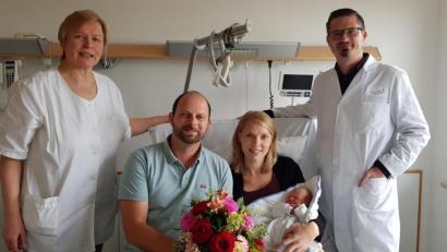 Bild: Kliniken Nordoberpfalz AG/exb
Chefarzt Dr. Michael Rüth und Hebamme Margarete Ackermann gratulieren Mama Tanja und Papa Tobias zur Geburt ihres Sohnes Oskar. Er kam in den ersten Oktobertagen als eines von mehr als 300 Kindern im Jahr 2019 am Krankenhaus Tirschenreuth zur Welt.
