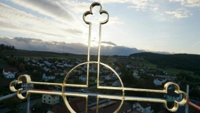 Bild: ads
Die Erhebung des renovierten und vergoldeten Turmkreuzes ist der Höhepunkt der Kirchturmsanierung. Die Sonne im Verbund mit Gewitterwolken über Kemnath lassen dabei das neu vergoldete Kreuz in beeindruckender Erhabenheit erstrahlen.