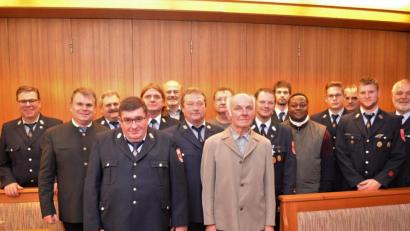 Bild: fz
Ehrungen und Beförderungen: Alfons Kraus (vorne, rechts) ist seit 60 Jahren Mitglied in der Feuerwehr Bernstein.