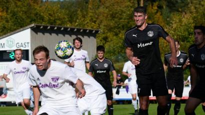 Bild: ham
Der Stullner Wolfgang Hesl (rechts) verfolgt, wie sich Simon Polster vom TSV Detag dem Ball stellt. Die Wernberger entführten vom Aufsteiger die Punkte. 	Bild: ham