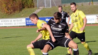 Bild: heh
Die beiden führenden Teams der Kreisklasse West lieferten sich einen harten Schlagabtausch: In dieser Szene beharken sich Neusorgs Michael Dörfler (Mitte), Schütze zum 1:0, und die Windischeschenbacher Hannes Neumann (links) und Alexander Benner.