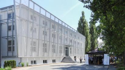 Bild: exb/Science Park C4
Gut vernetzt: Sinnbildlich für die Bildung der Zukunft steht die Fassade des Science-Park C4 in Weiherhammer. Von dort aus fördert die "Lars und Christian Engel (LUCE) Stiftung" Vorhaben für die technologische und wirtschaftliche Entwicklung der Oberpfalz.
