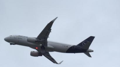 Bild: Christian Luke Mühlich
Der Lufthansa-Airbus A320-200 "Weiden in der Oberpfalz" steigt auf seinem Auslieferungsflug von Hamburg-Finkenwerder nach Berlin-Schönefeld in den Himmel.