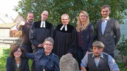 Bild: nm
Die Familie von Herbert Sörgel (Mitte) ist beim Gottesdienst am Sonntagnachmittag dabei. Beeindruckt sind alle vom Abschiedsgeschenk des Kirchenvorstandes, einem Granitblock mit einem christlichen Symbol.