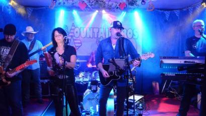 Bild: Kunz
Dank des genialen Lead-Gitarristen und Mark-Knopfler-Verschnittes, Sascha Hahn (links), gibt es auf der Stage jede Menge Country, gemischt mit einer Prise Dire Straits: Bei den Mountaineros springt der Funke über.