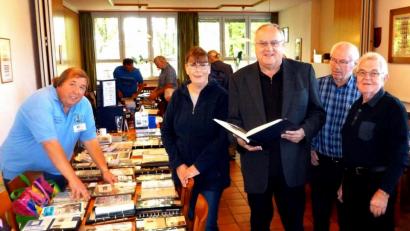 Bild: R. Kreuzer
Über den Großtauschtag mit Besuchern und Gästen nicht nur aus der Oberpfalz freuen sich (von links)Werner Zylowski (Briefmarkenverein Amberg), Kassiererin Heidi Nordgauer und Lothar Höher.