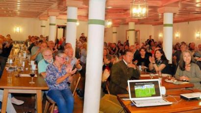 Bild: bsc
Prall gefüllt war der Saal der Schlossschänke zur Feier des 10-jährigen Bestehens des Vereins für Landschaftspflege und Artenschutz in Bayern (VLAB). Der Jubiläumsvortrag von Prof. Dr. Josef H. Reichholf über den Klimawandel interessierte Besucher aus ganz Deutschland.