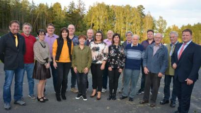 Bild: jr
Zahlreichen Mitglieder dankte der SV Steinmühle für jahrzehntelange Treue. Im Bild (von links) Zweiter Vorsitzender Franz Faltenbacher, Reinhard Jäger, Sonja Gleißner, Werner Faltenbacher, Martina Faltenbacher, Johann Krieger, Sandra Bauer, Hermann Riolfi, Kathrin Tanner, Michael Seitz, Vera Härtl, Josef Siller, Josef Pannrucker, Joachim Vogl, Karl-Heinz Schnurrer, Karl Haberkorn und Zweiter Bürgermeister Stefan Grillmeier.