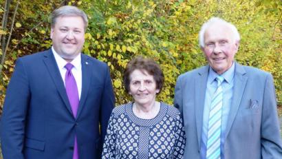 Bild: jp
Bürgermeister Stefan Braun (links) gratulierte seinem Vorgänger, Altbürgermeister und Kastler Ehrenbürger Hans Raab (rechts) zum 80. Geburtstag. In der Mitte Raabs Ehefrau Anna.