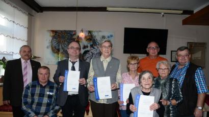 Bild: bey
VdK-Ortsvorsitzender Johann Scharnagl, stellvertretender Kreisvorsitzender Quirin Gierisch (von links) sowie zweiter Vorsitzender Artur Leonhardt und Ehrenvorsitzende Käthe Grünbauer (von rechts) ehren die langjährigen Mitglieder Werner Böhm, Maria Steiner (30 Jahre), Anna Karolina Leonhardt (10 Jahre) und Annemarie Scharnagl (20 Jahre von links).