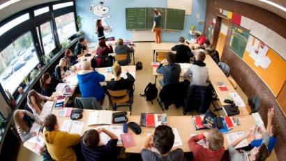 Symbolbild: Julian Stratenschulte/dpa
Eine Realschule in Mittelfranken sucht per Video eine neue Schulleitung.